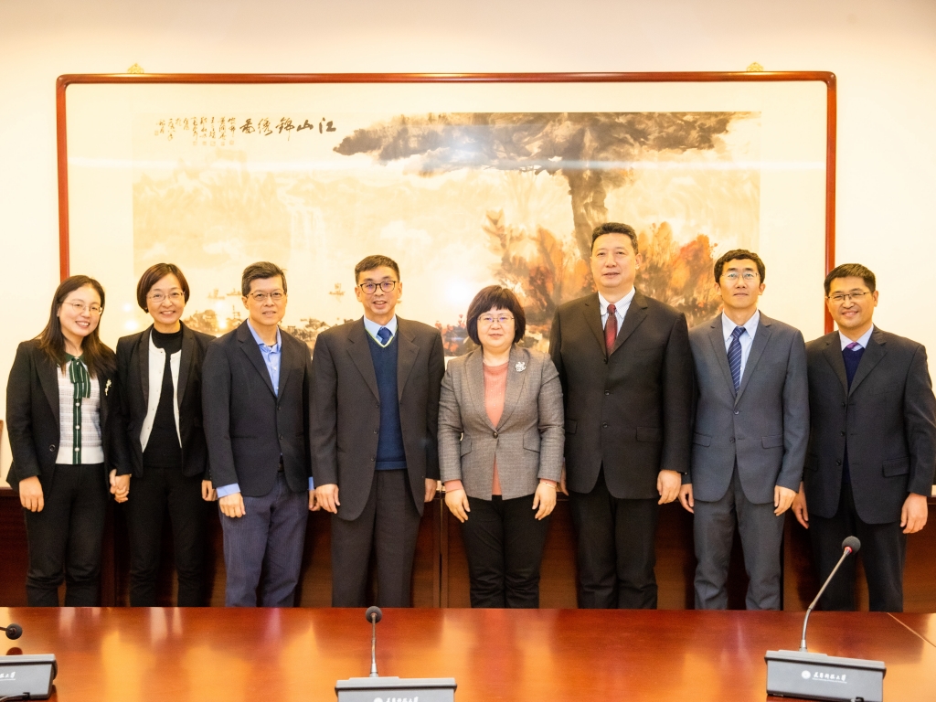 067b5307a3a140678d73388d5f1901a7.jpg _UST2076_conew1.jpg